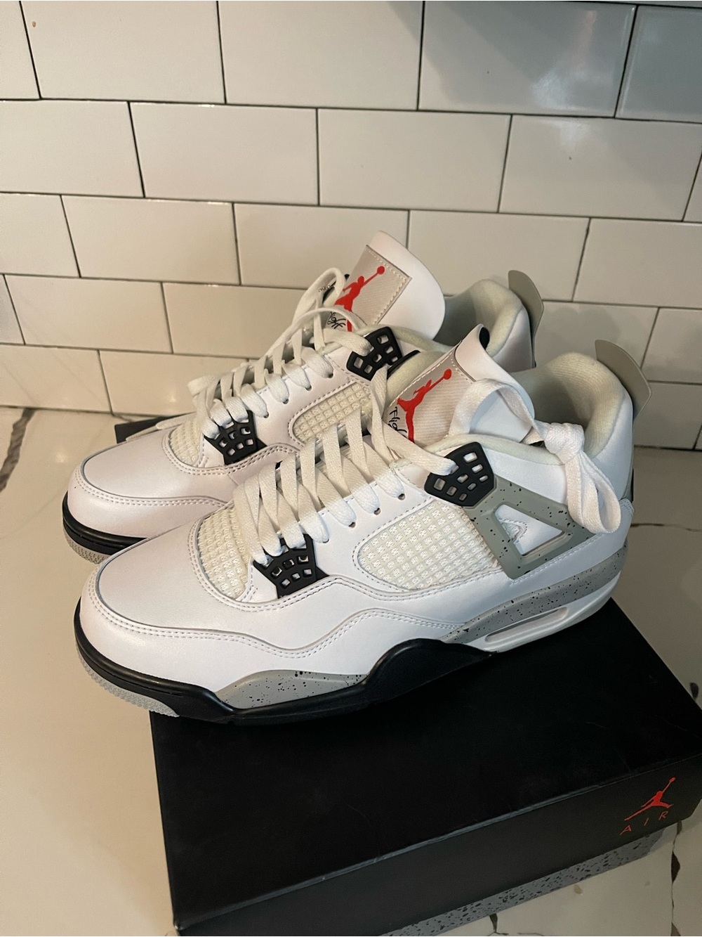 Men’s Retro 4 White Cement Size 9.5. - Picture 6 of 8